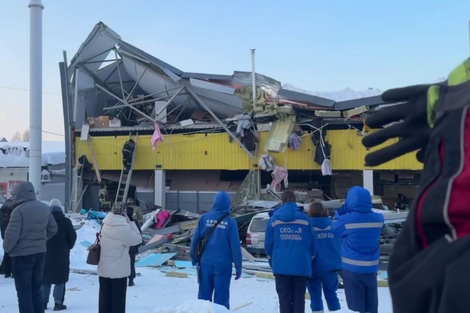    После разбора завалов специалисты МАСС обеспечили безопасность при выносе имущества. Фото: предоставили читатели.