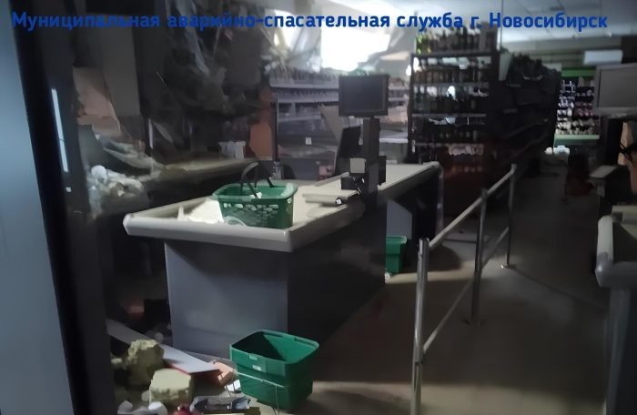 Сотрудникам обрушившегося ТЦ в Новосибирске разрешили эвакуировать товары