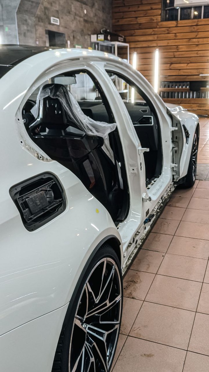 Родной цвет кузова - белый.