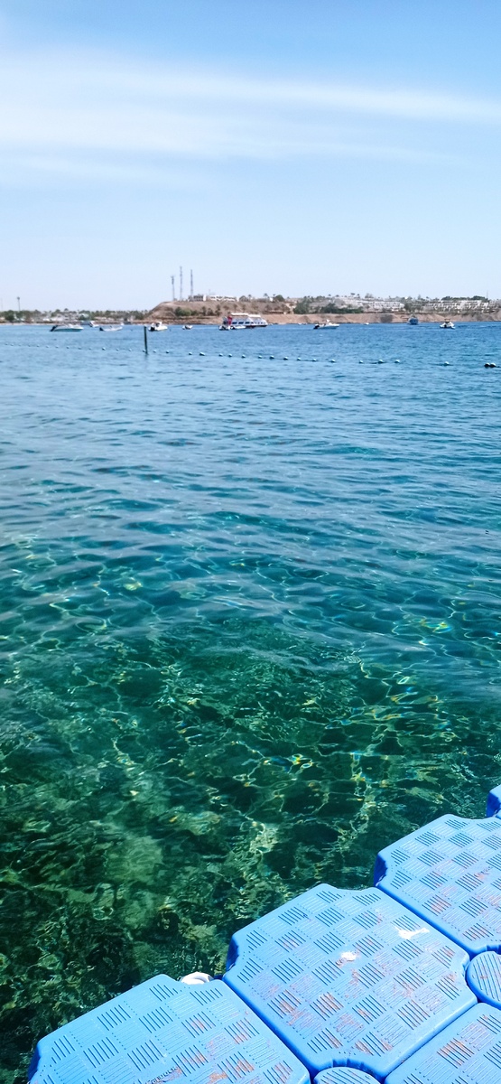 Бухта Наама Бей с обоих сторон окружена 