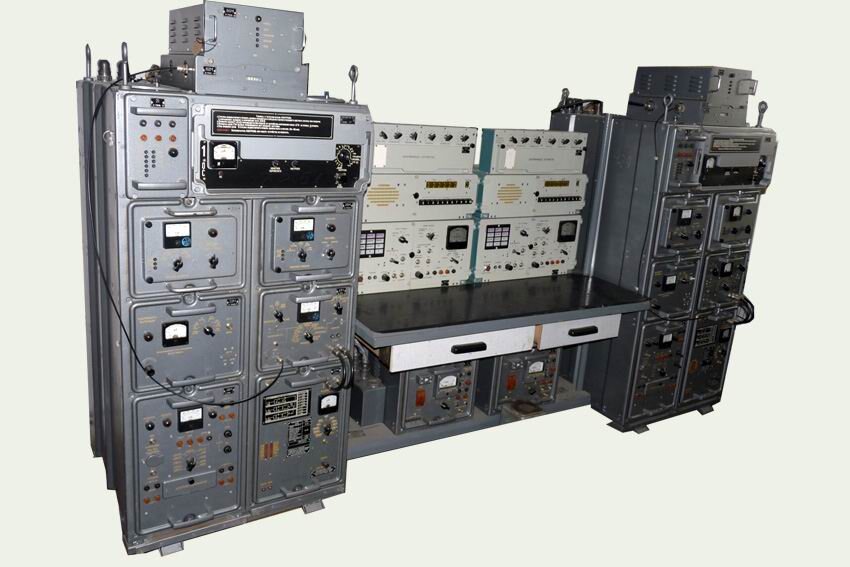 Два полукомплекта радиостанций в каждой по 10 каналов связи по центру два центральный пульта управления (ЦПУ)