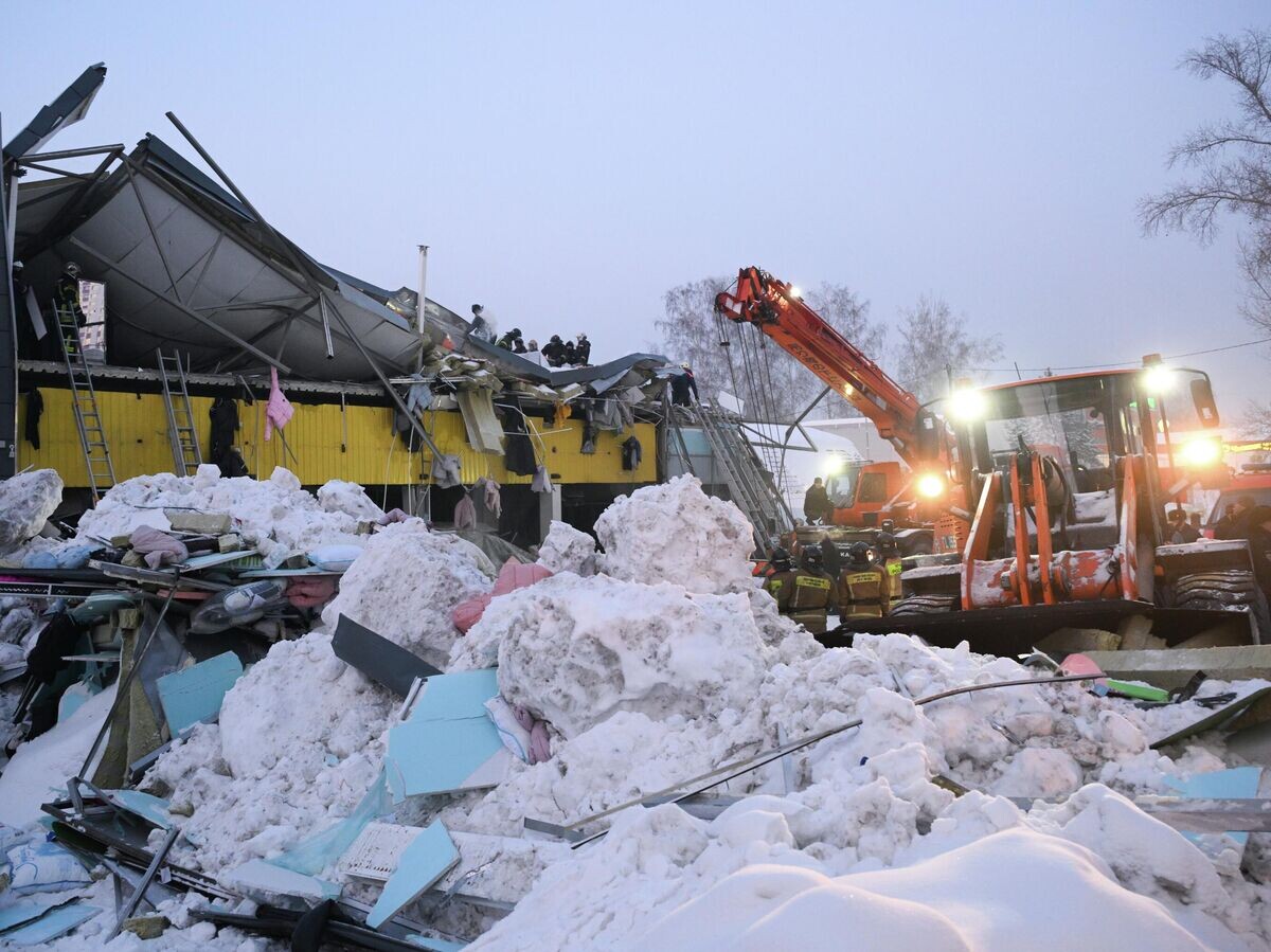   Сотрудники спасательной службы МЧС РФ на месте обрушения кровли торгового центра в Новосибирске | © РИА Новости / Александр Кряжев