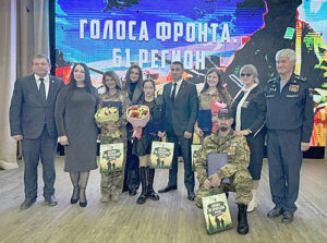 С.П. Бондарь, Е.А. Давыдова, А.И. Коломиец, Е.Н. Камфарин, Н.Б. Черноусова, Г.А. Поздняков и участники бригады артистов-добровольцев «Голос фронта. 61 регион». / ФОТО автора Администратор  📷
