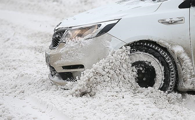 Как выехать из сугроба на автомате и не погубить коробку передач: рабочий метод