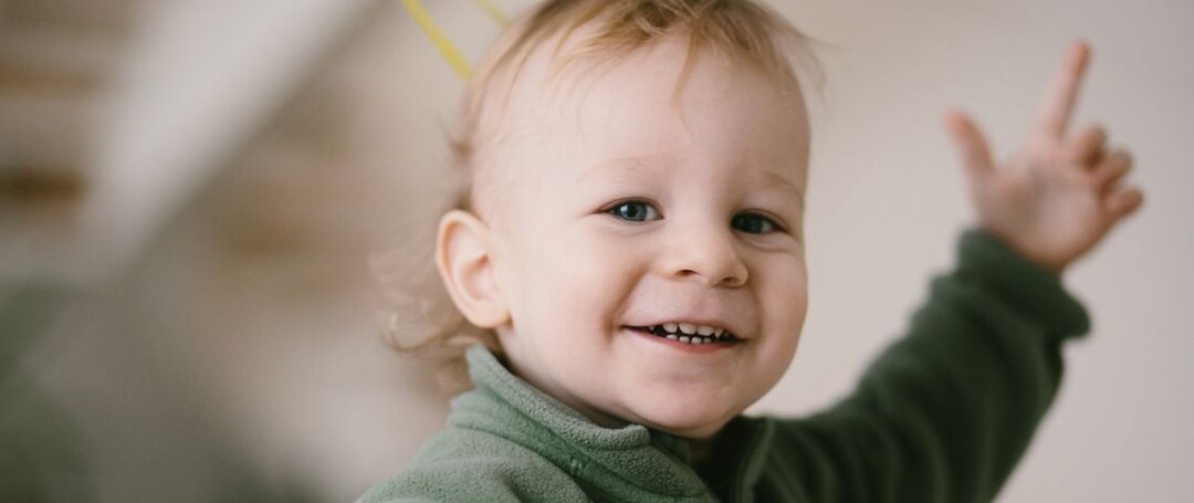 От «гу-га» до тонкой иронии: как малыши учатся шутить?