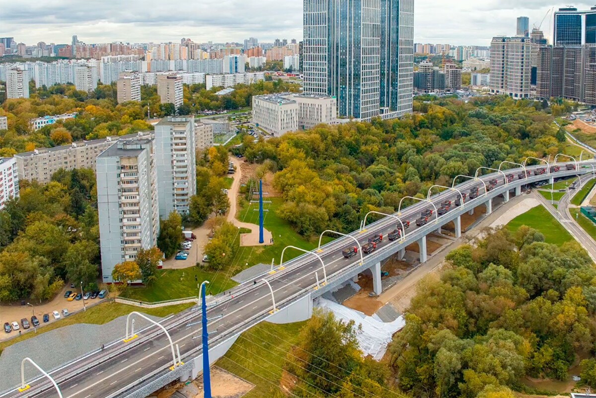    В Москве в 2025 году построили три новых автомобильных моста
