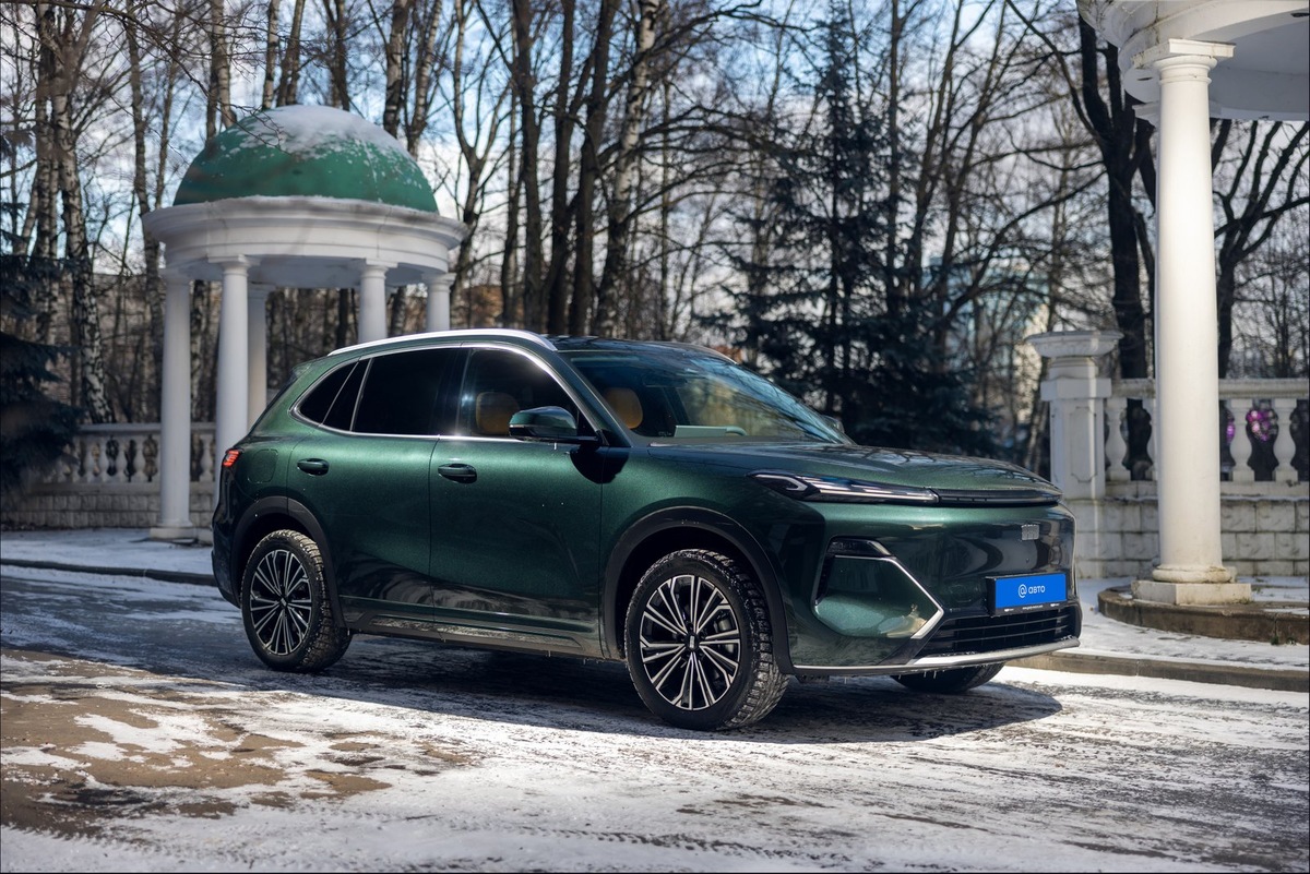    Базовые кроссоверы Geely EX5 EM-i Pro оснащаются 18-дюймовыми колесами, топ-версия Max хвастает «19-шками» (на фото)