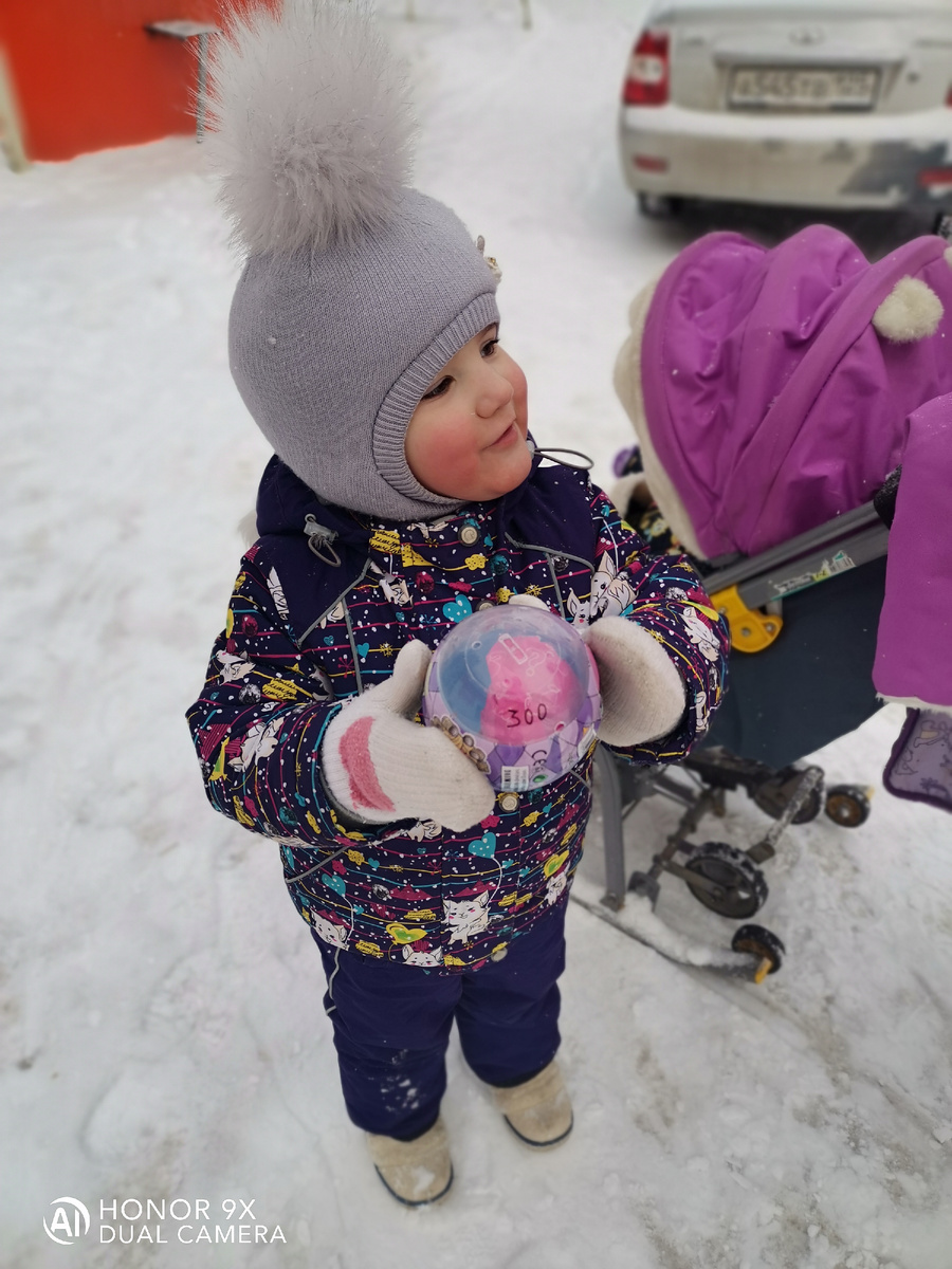 Амиша с куклой лол.