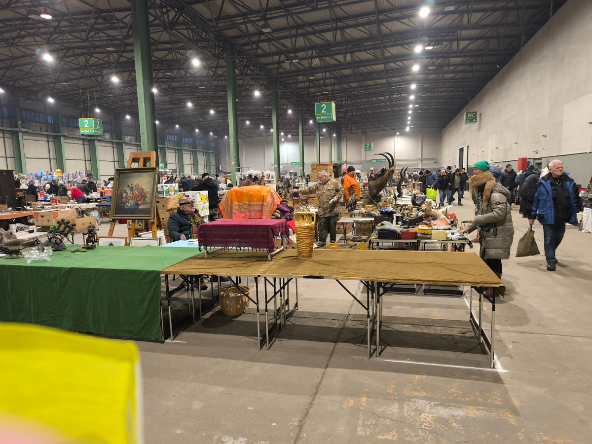 Один из двух залов.