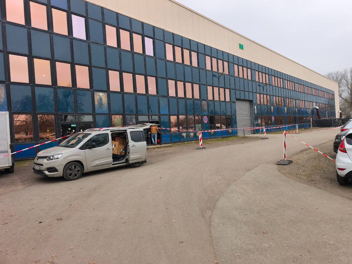 Один из залов. Вид с наружи.