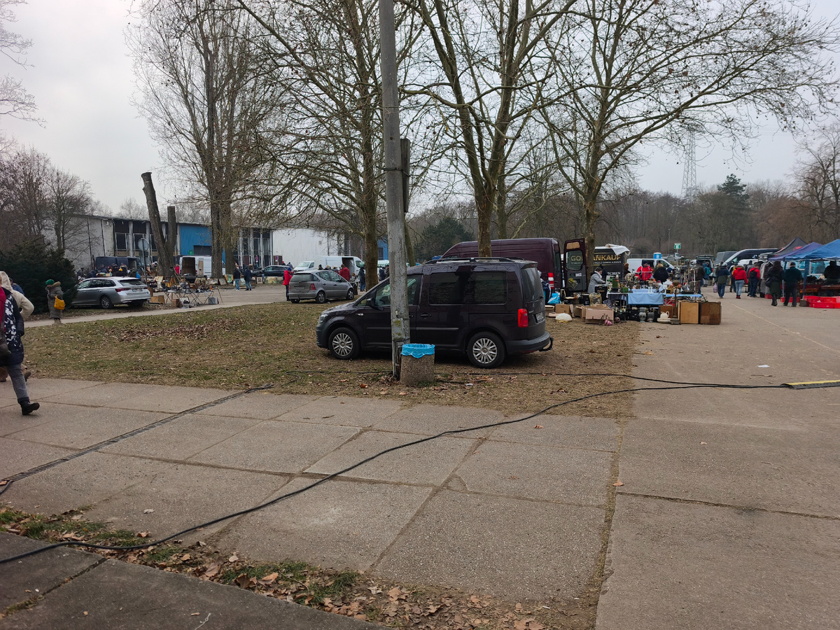 Барахолка на улице возле павильонов.