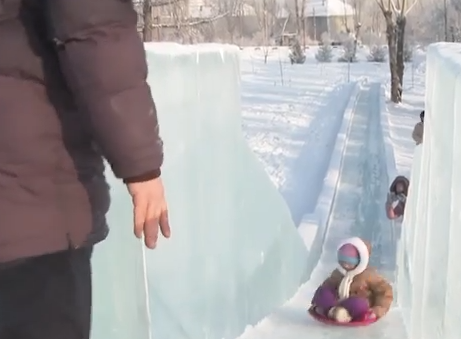     В Красноярске в штатном режиме продолжают работать ледовые городки