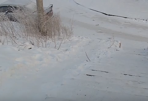     Красноярцы жалуются на нечищеные ступени по всему городу
