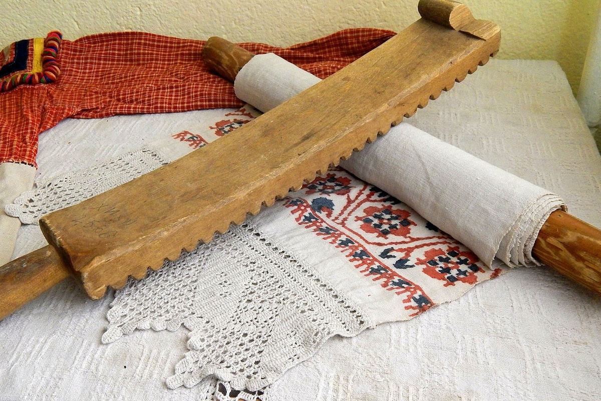 Рубель. Предмет домашнего быта, который в старину русские женщины использовали для выколачивания (стирки) и глажения белья после нее. Фото из открытых источников Яндекс Картинки.