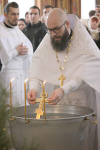 Освещение воды Благочинным Аксайского района – отцом Викентием.   
/ ФОТО архива Успенского храма Администратор  📷
