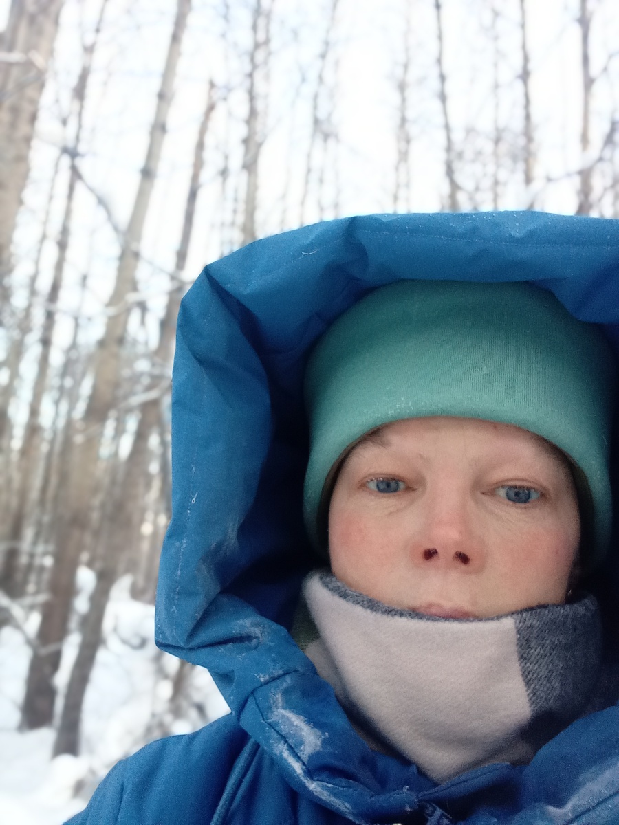 На ресницах сосульки. Но не замерзла