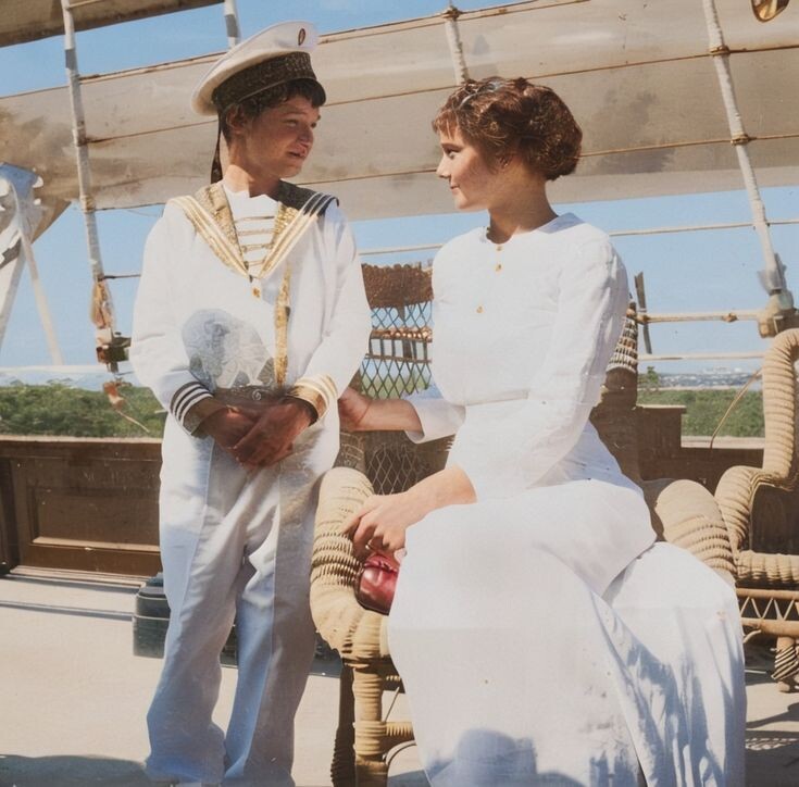 Алексей рядом с Татьяной Николаевной. На руке ее виден перстень, его обод.