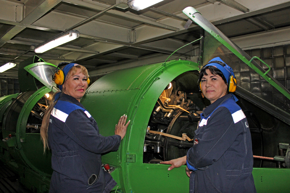 Родные сестры, изолировщики жил кабеля С. Н. Феклинова и О. Н .Петрушева