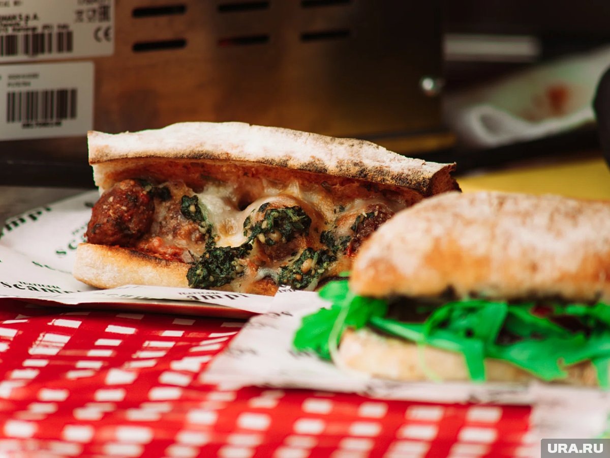     Сеть известна своими сэндвичами (архивное фото)