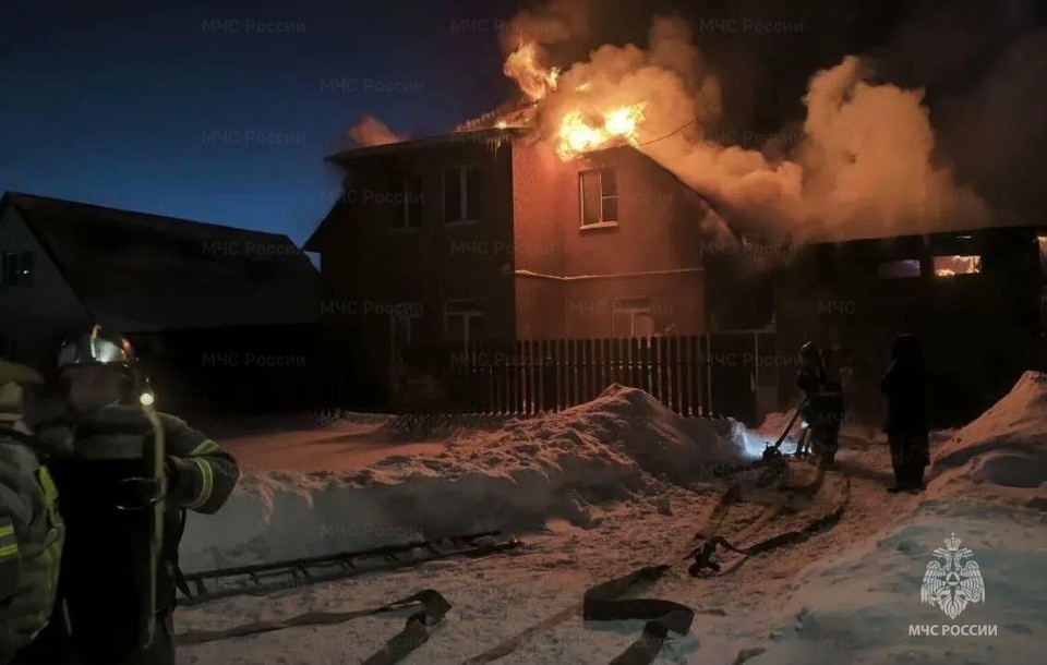    Загорелись кровля двухэтажного жилого дома и гараж. ГУ МЧС России по Оренбургской области