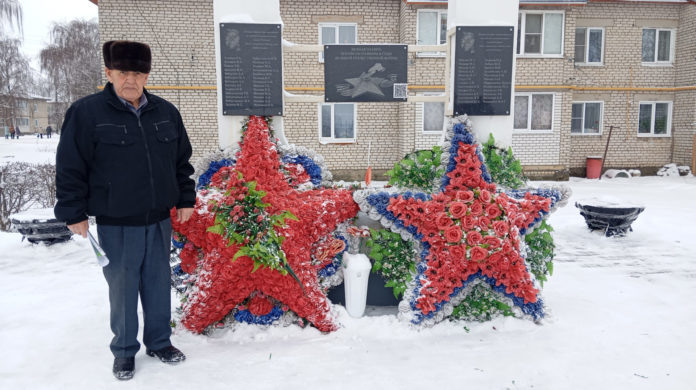 Радек Шаяботдинов у обновлённого памятника