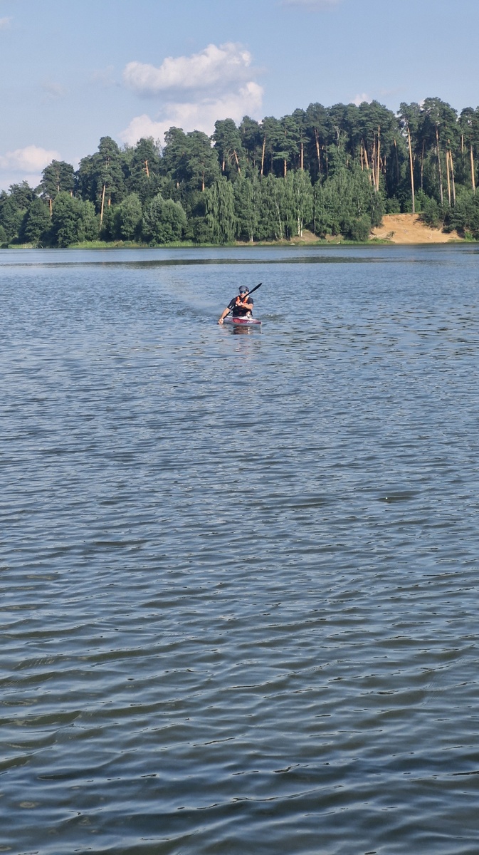 Скорость и темп гребли можно поддерживать, как на спортивных гоночных лодках. 