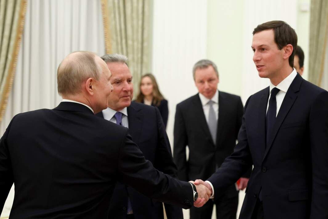 Президент РФ Владимир Путин, специальный посланник президента США Стивен Уиткофф и зять президента США Джаред Кушнер во время встречи в Москве. Фото: официальный сайт президента РФ
