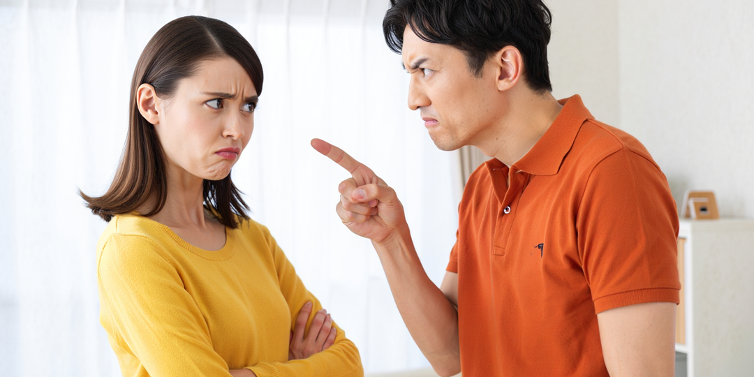 «Мама просила не говорить». Муж 2 года скрывал, что платит свекрови за «помощь с внучкой»