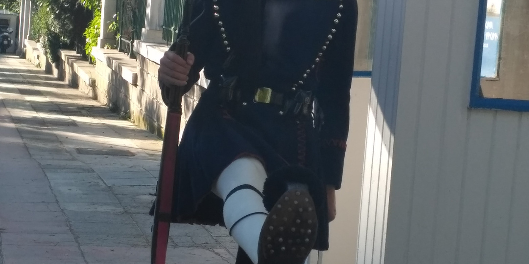 Греческая стойкость: помпоны, юбки, нервы...