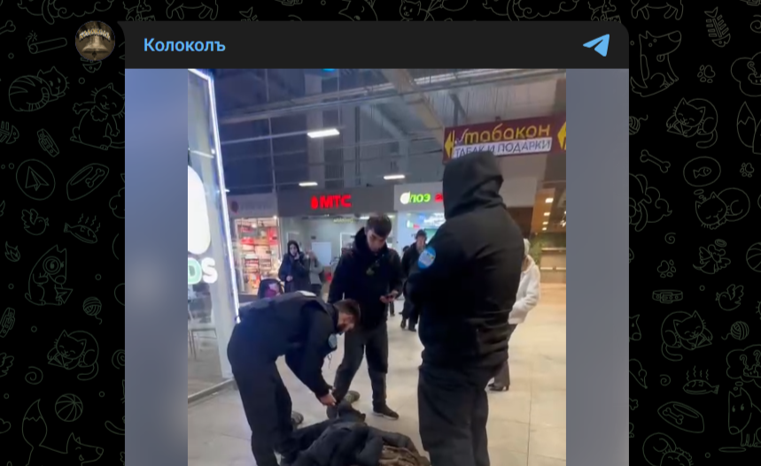 ТЦ строгого режима: мигранты-охранники поставили на колени русского школьника