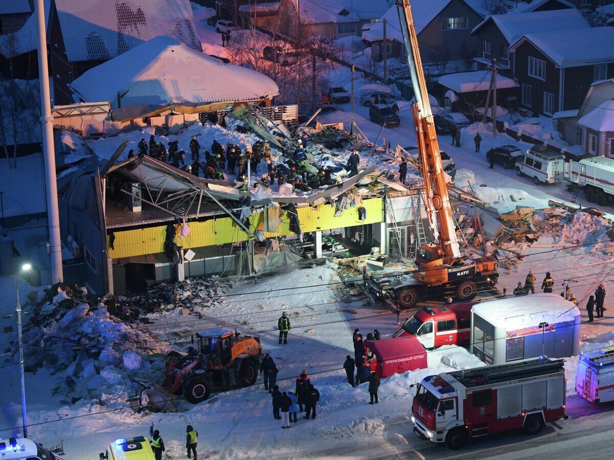    Сотрудники спасательной службы МЧС РФ на месте обрушения кровли торгового центра в Новосибирске | © РИА Новости / Александр Кряжев