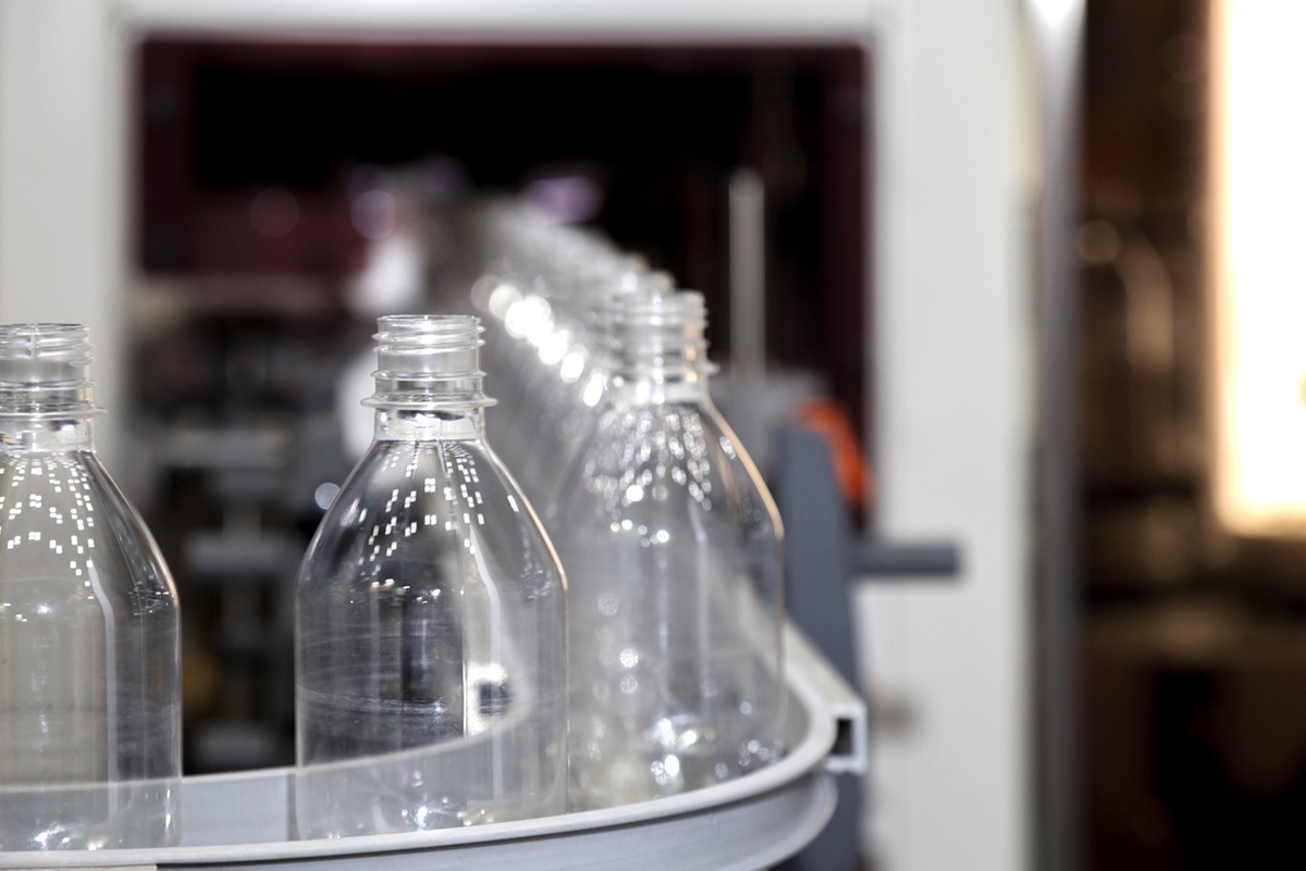    Вода в ПЭТ-бутылках./iStock