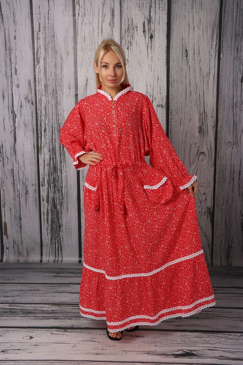 На модели: платье "Аксинья", цвет красный
