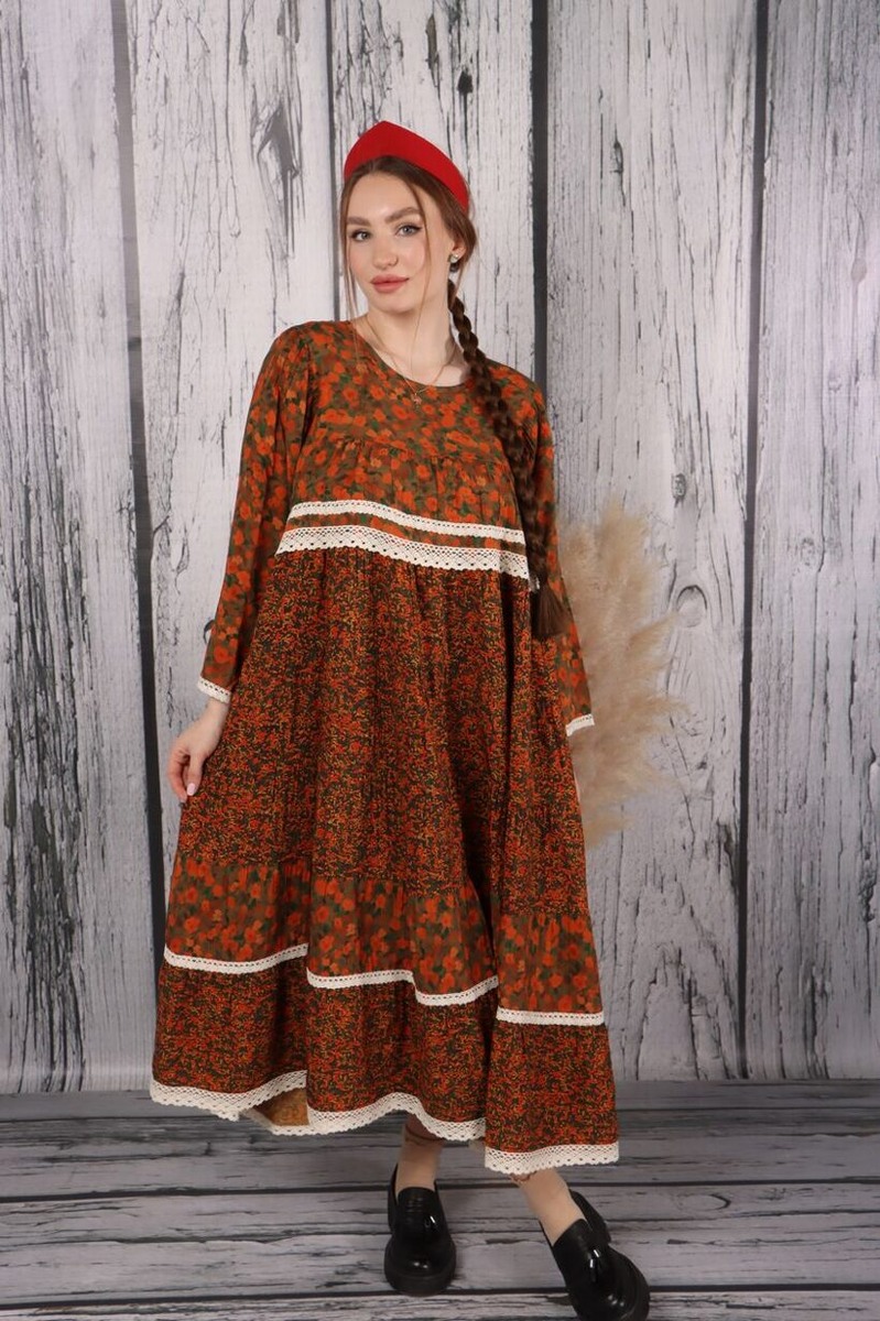 На модели: платье 6ти-ярусное с кружевом, цвет рыжий