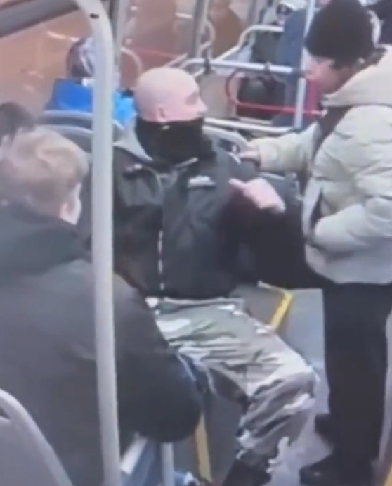 Справа Имрмали, слева - компания парней, которой он решил померяться силами. Фото: скрин видео с камеры наблюдения.