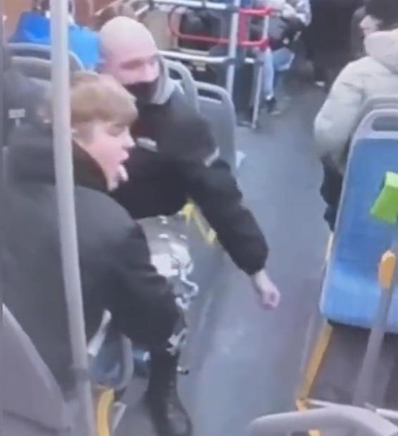 Справа Имрмали, слева - компания парней, которой он решил померяться силами. Фото: скрин видео с камеры наблюдения.