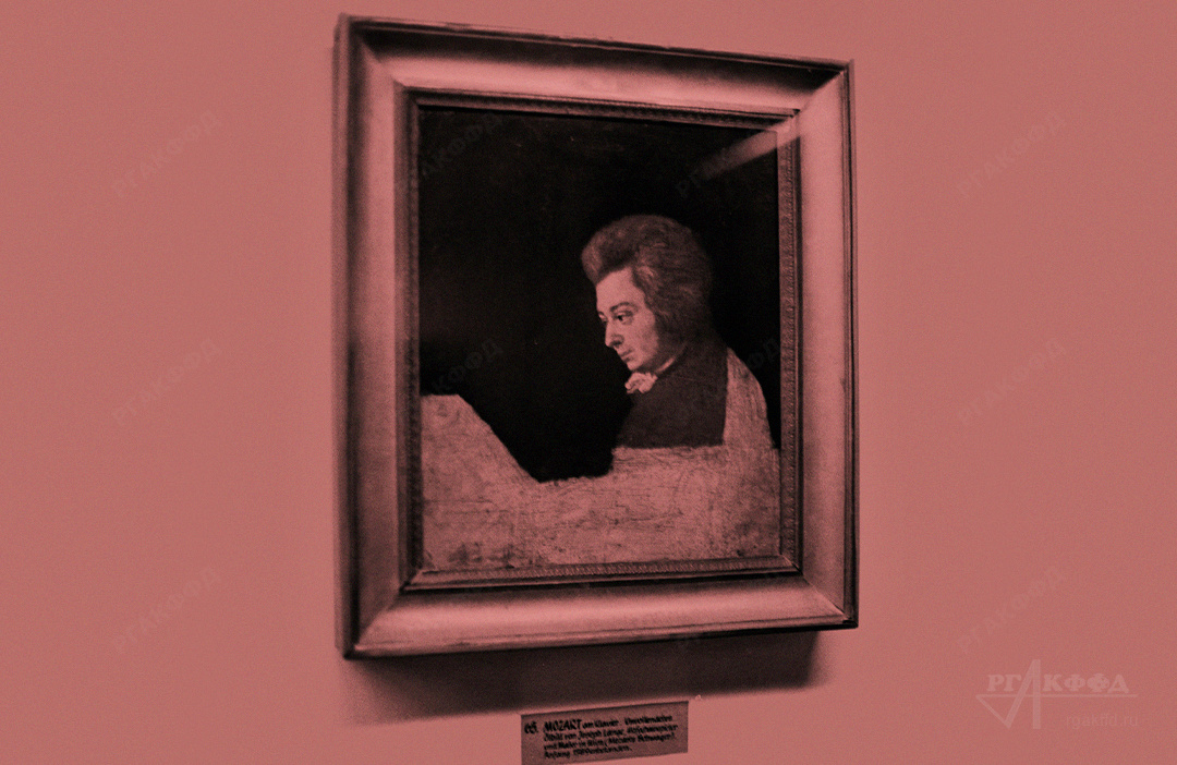 Портрет В.-А. Моцарта в музее композитора / Австрия. Зальцбург. Ноябрь 1966 г. / Фотограф: В. Кошевой / РГАКФФД. Арх.№ 0-390647