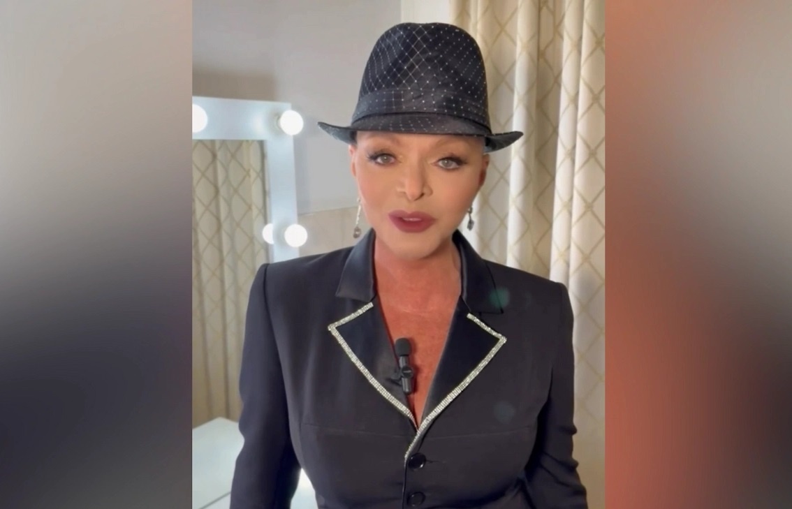 Пару дней назад Лариса Долина прилетела из ОАЭ и приглашала всех на бесплатный концерт в аэропорт Домодедово