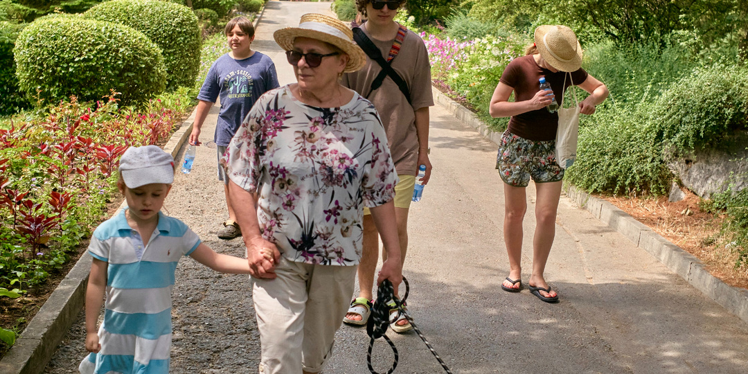 Голос сквозь время: почему нам важно держать бабушку за руку, даже когда мы выросли