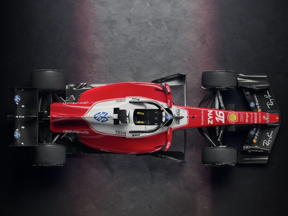    Команда "Феррари" представила гоночную ливрею на новый сезон "Формулы-1" | © Соцсети команды "Формулы-1" "Феррари"