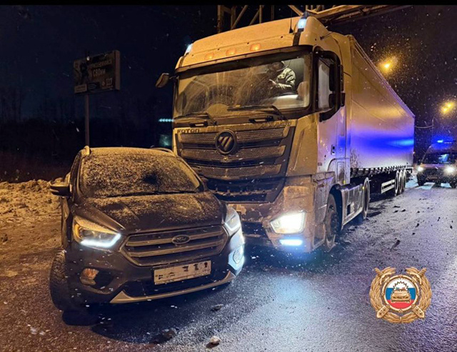 Под Тверью грузовик врезался в легковушки и сбил двух пешеходов