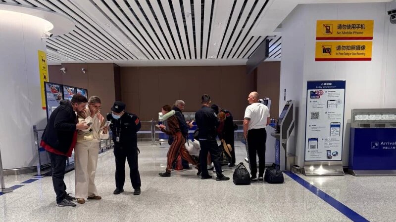     Сотрудники аэропорта Ланьчжоу помогают пассажирам рейса «Пхукет-Барнаул» заполнить документы. Предоставлено altapress.ru