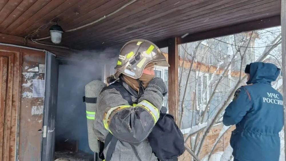    Из горевшего в Лабытнанги дома эвакуировали 8 человек. Фото: пресс-служба ГУ МЧС по ЯНАО
