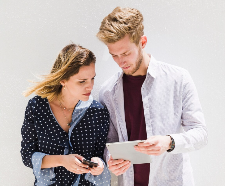 Источник изображения: https://www.freepik.com/free-photo/young-couple-using-smartphone-digital-tablet_2627324.htm