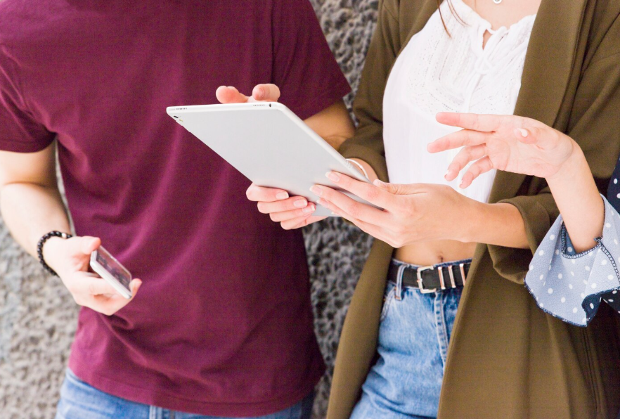Источник изображения: https://www.freepik.com/free-photo/group-friends-using-digital-tablet_2573425.htm