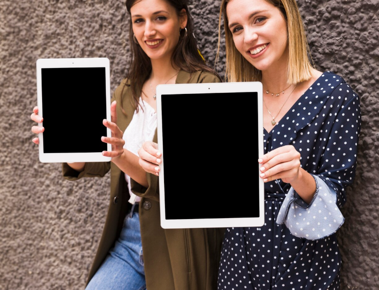 Источник изображения: https://www.freepik.com/free-photo/young-smiling-woman-showing-digital-tablet-standing-against-wall_2573429.htm