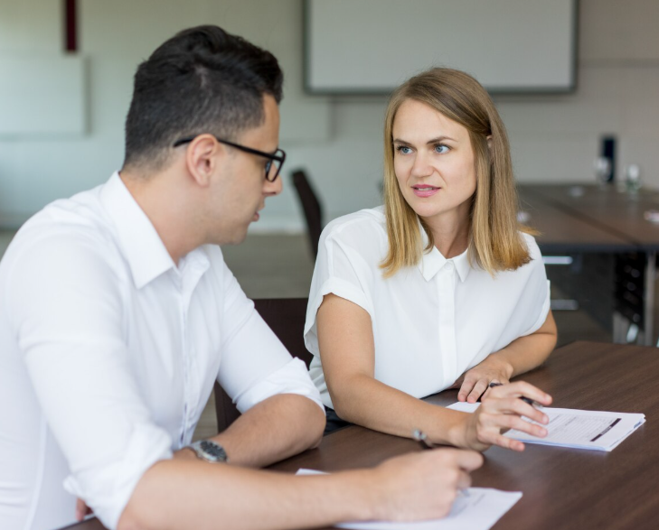 Источник изображения: https://www.freepik.com/free-photo/confident-businesswoman-talking-meeting-male-colleague_2448510.htm