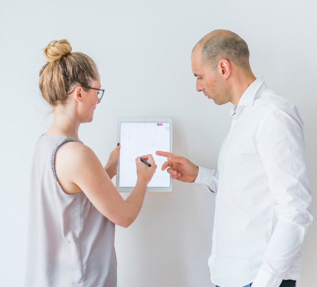 Источник изображения: https://www.freepik.com/free-photo/two-designer-discussion-sketch-graphic-digital-tablet_2900616.htm