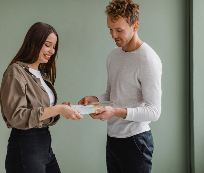 Источник изображения: https://www.freepik.com/free-photo/couple-discussing-redecorating-house-using-paint-palette_12061760.htm