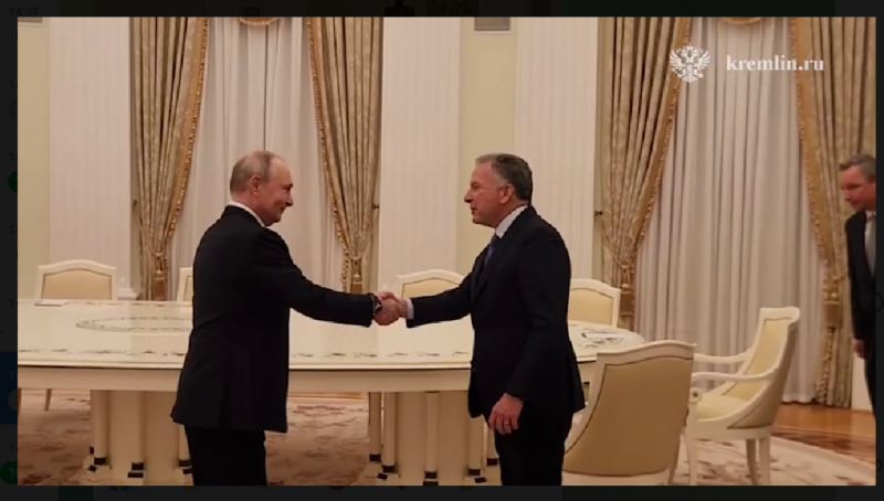    Владимир Владимирович жмёт руку Уиткоффу в Кремле. Скриншот: Телеграм-канал "Царьград"